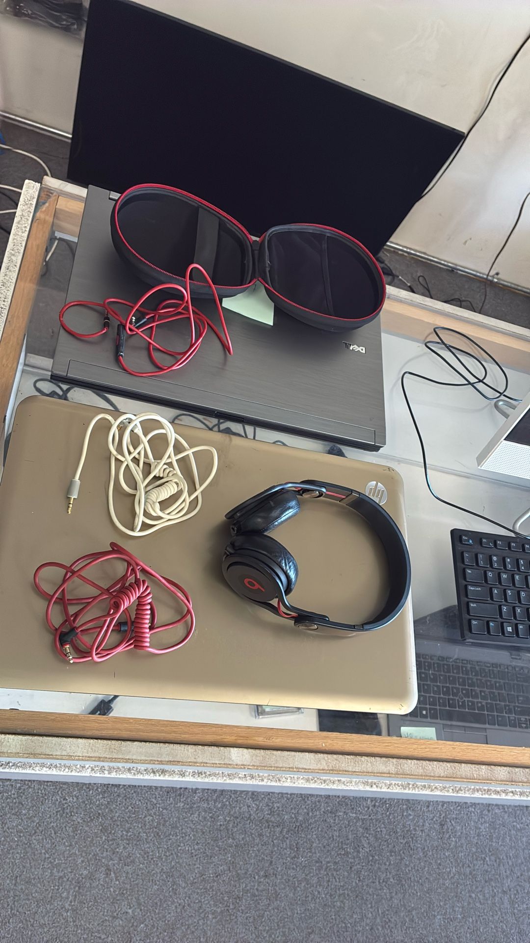 BEATS BY DRE MIXR HEADPHONES 30$ OR FREE WHEN U BUY A LAPTOP