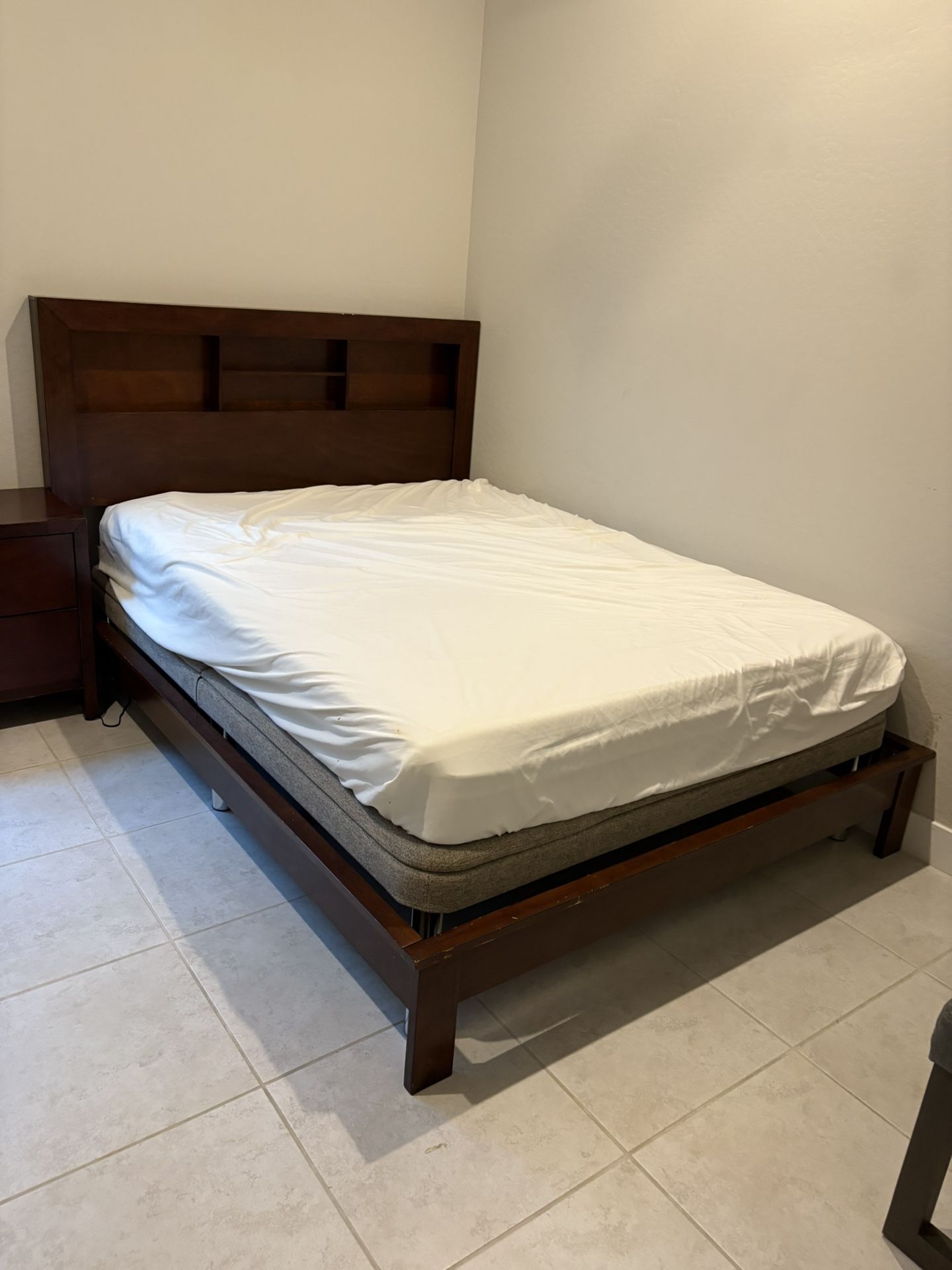Queen Bedroom Sets With Dresser, Night Stand, Box Spring And Mattress