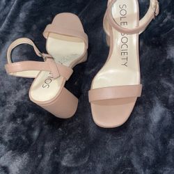 Size 6 1/2 Tan Heel
