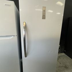 Frigidaire 20 Cu Upright Freezer In White 