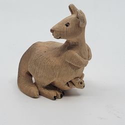Vintage Artesania Rinconada Clay Pottery Kangaroo with baby Figure 
Signed.  Pre-owned, perfect shape, like new. Display item. It is 3.75" 
tall. . We
