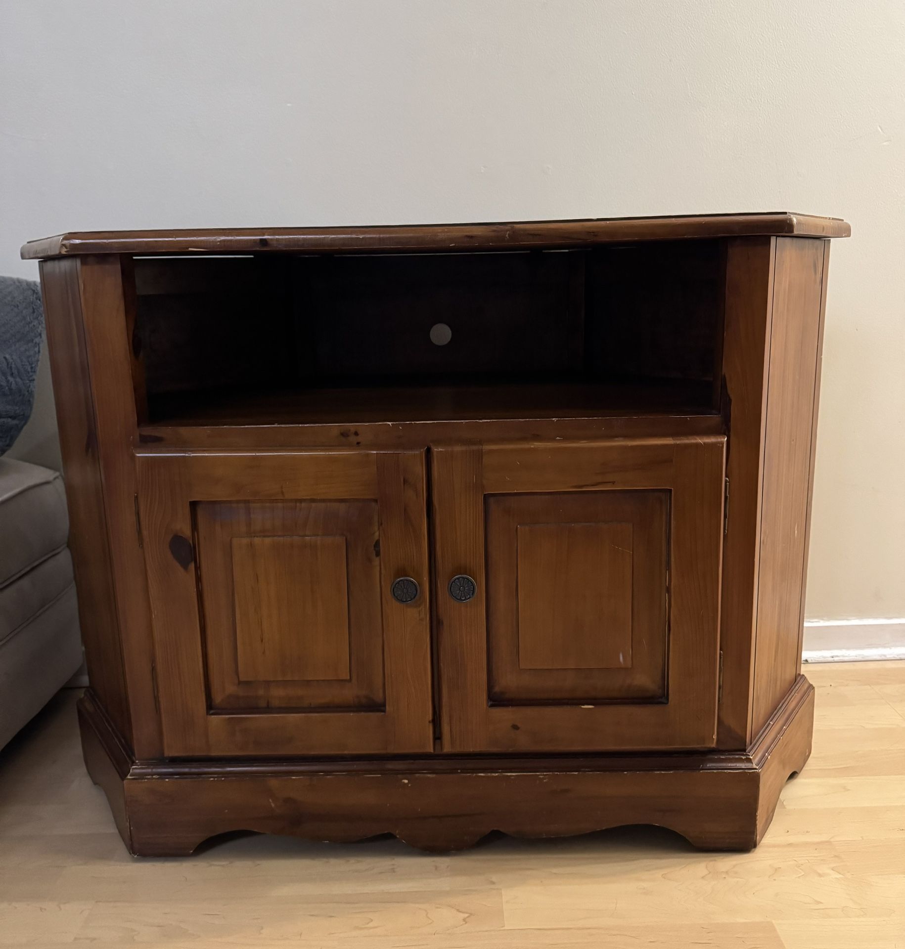 Corner TV Stand