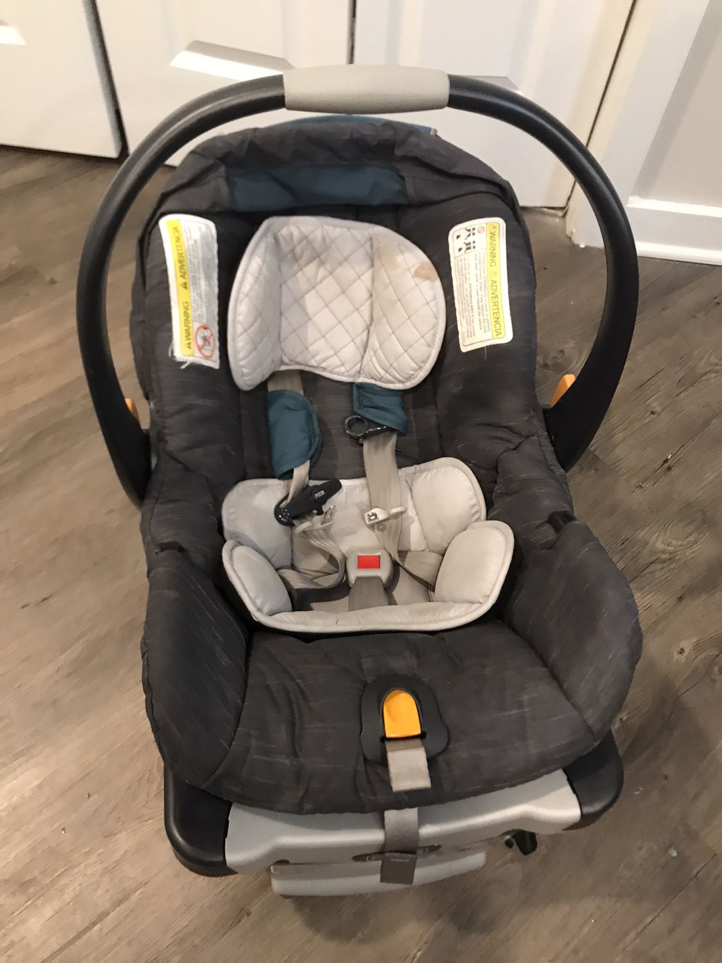 Baby Car Seat Chicco In Good Condition 