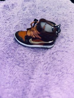 1  3D mini sneaker keychain