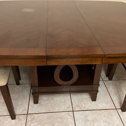 Dining Room Table And 4 Chairs set