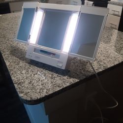 JERDON LIGHT MIRROR IN GOOD CONDITION 