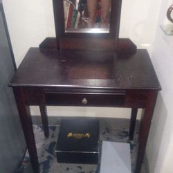 Mirrored Vanity Table Great For Small Spaces
