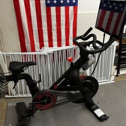 2021 Peloton Exercise Bike! Like New!