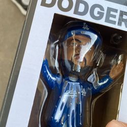 Ice cube bobble head dodger