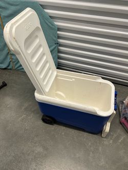 Igloo cooler, size 20 with wheels and a handle for rolling. Good condition .