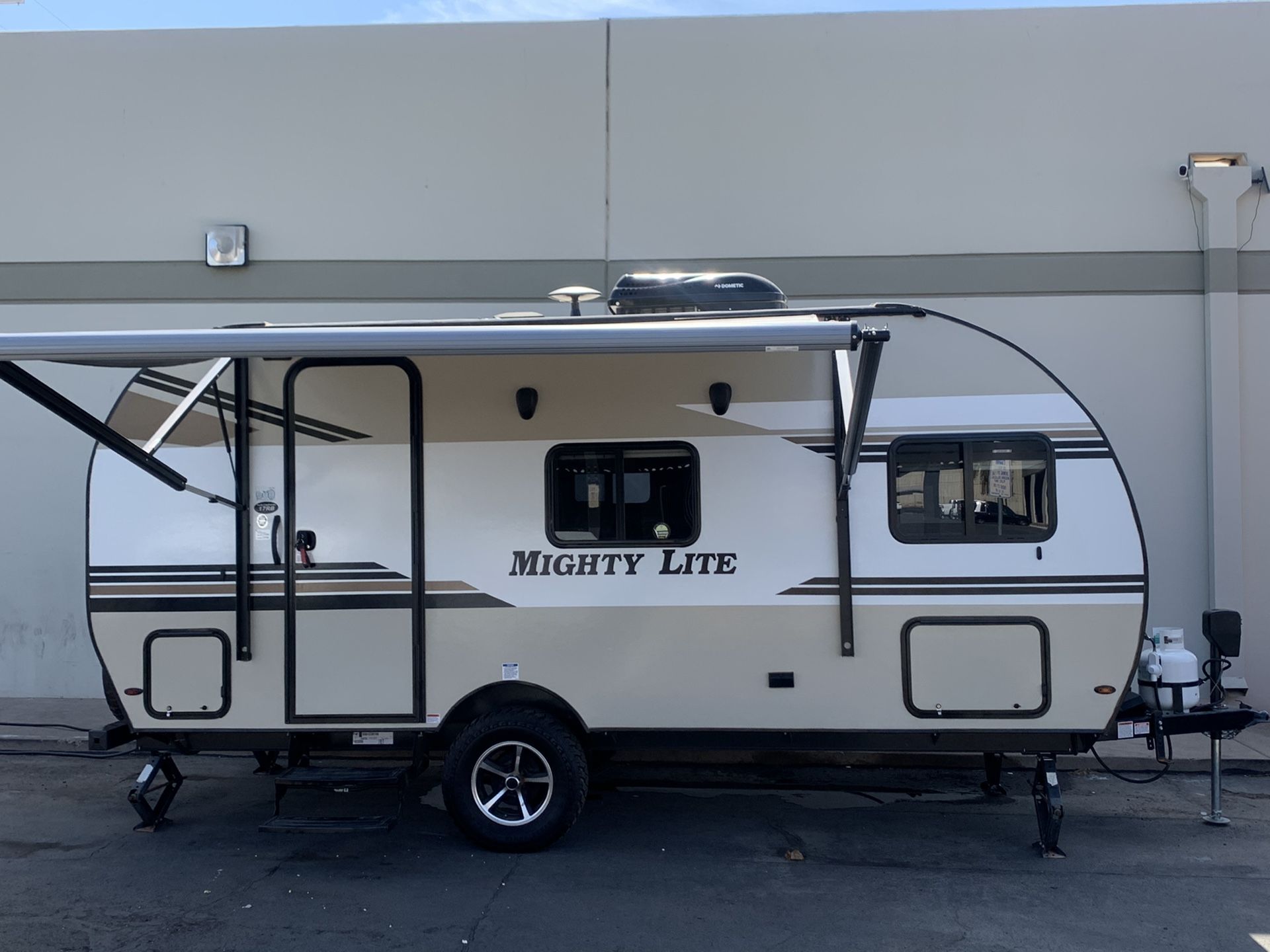 2019 pacific coach mighty lite. Mobile home, travel trailer, rv, lightweight, like new