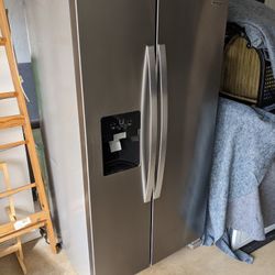 New Whirlpool Fridge w Ice Maker and Water Dispenser 