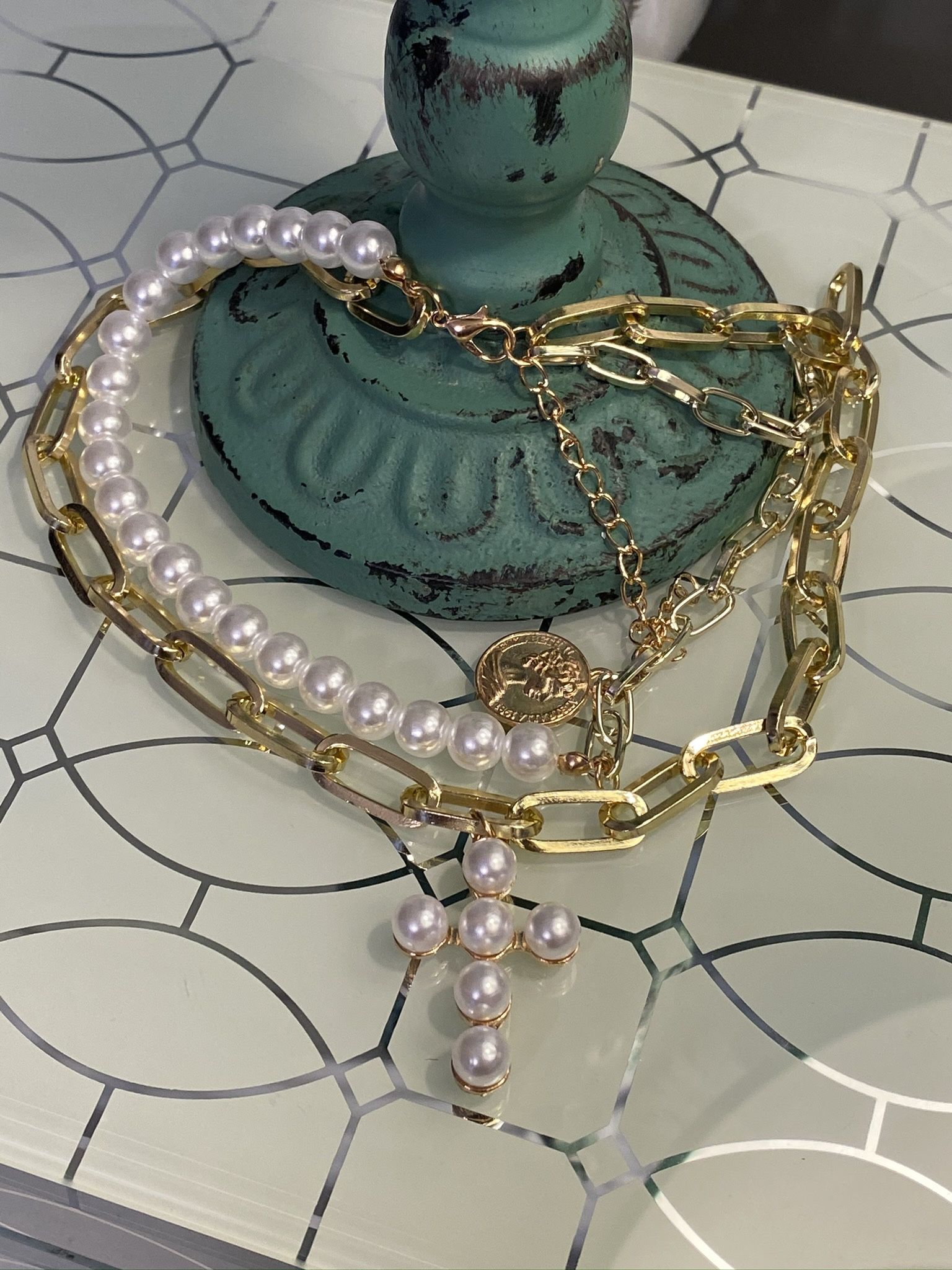 Layered Chain And Choker Necklace With Pearls And Queen Coin