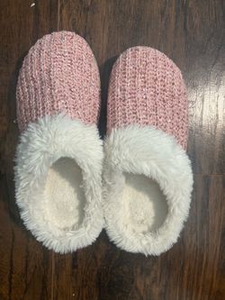 Women’s Pink sparkly slippers size 8-9