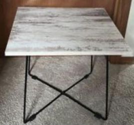 Table (Marble Material 17.5x17.5x15.5in)