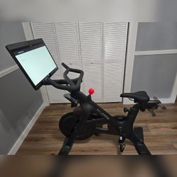 2023 Peloton Bike Excellent Condition 0-50 Rides - Grafton, OH