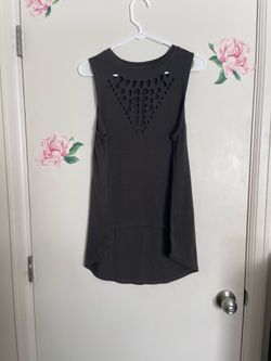 New women’s top size medium