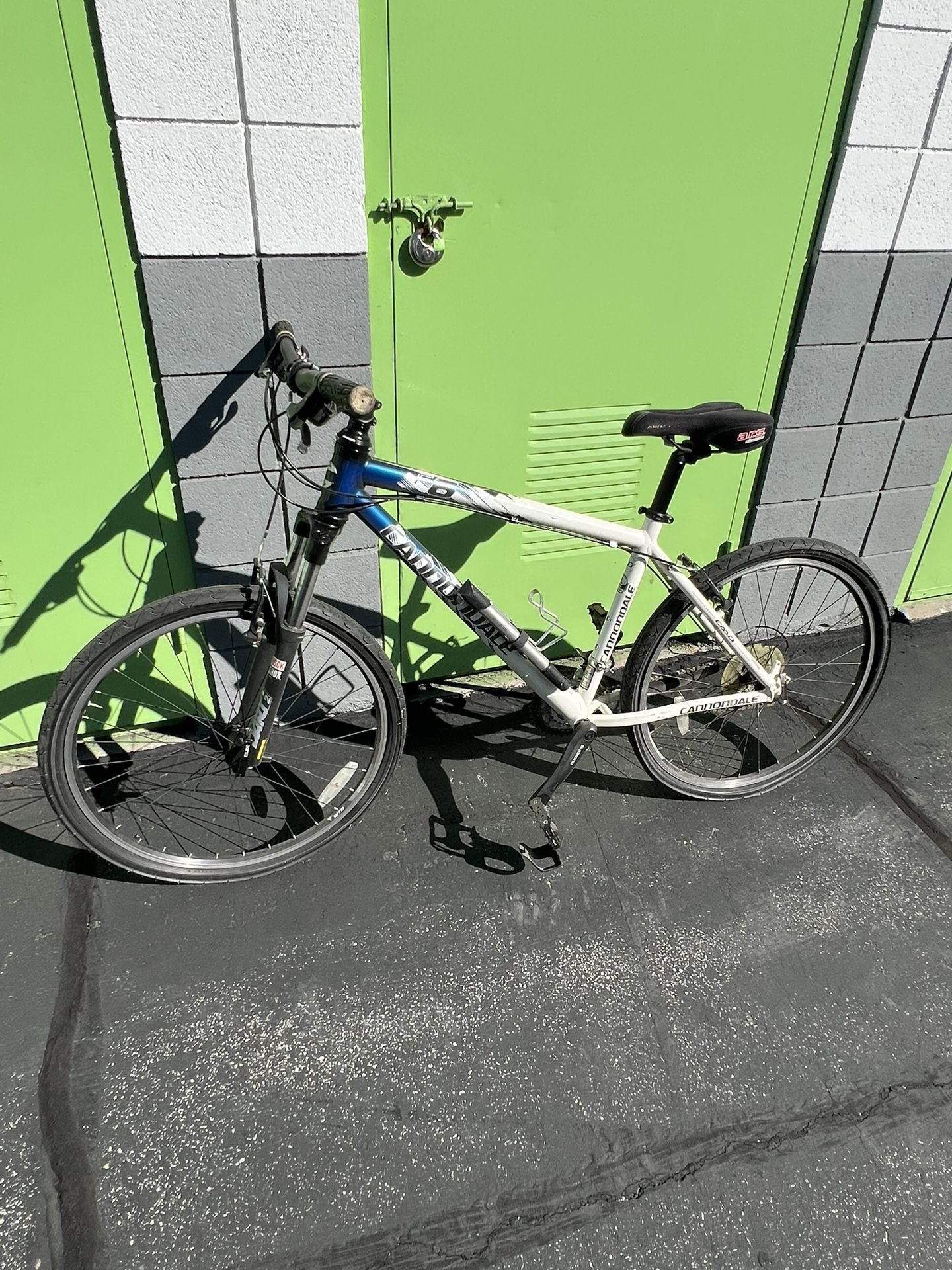 CANNONDALE MOUNTAIN BIKE 