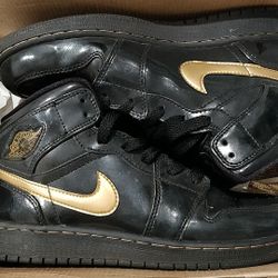 Jordan retro 1 black gold mids