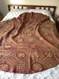 Oval tablecloth, burgundy and gold