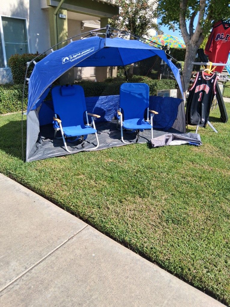 Pop up shade s green and chairs