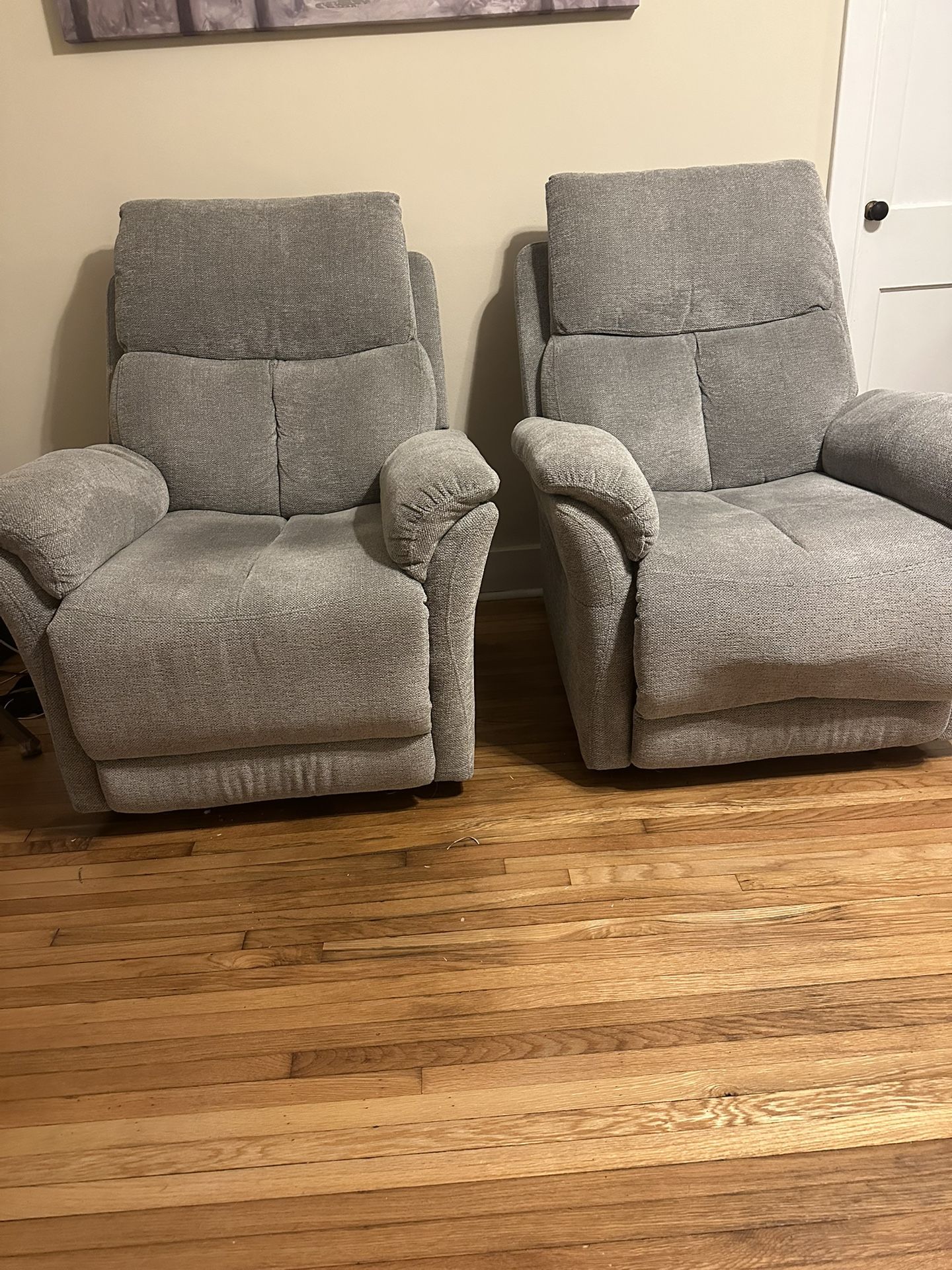 Two manual Recliners *SELLING AS PAIR*