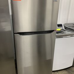 NÉW REFRIGERATOR