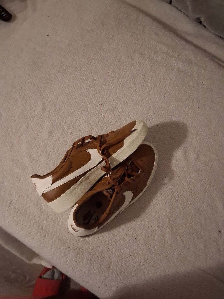 Nike
court shot track - brown