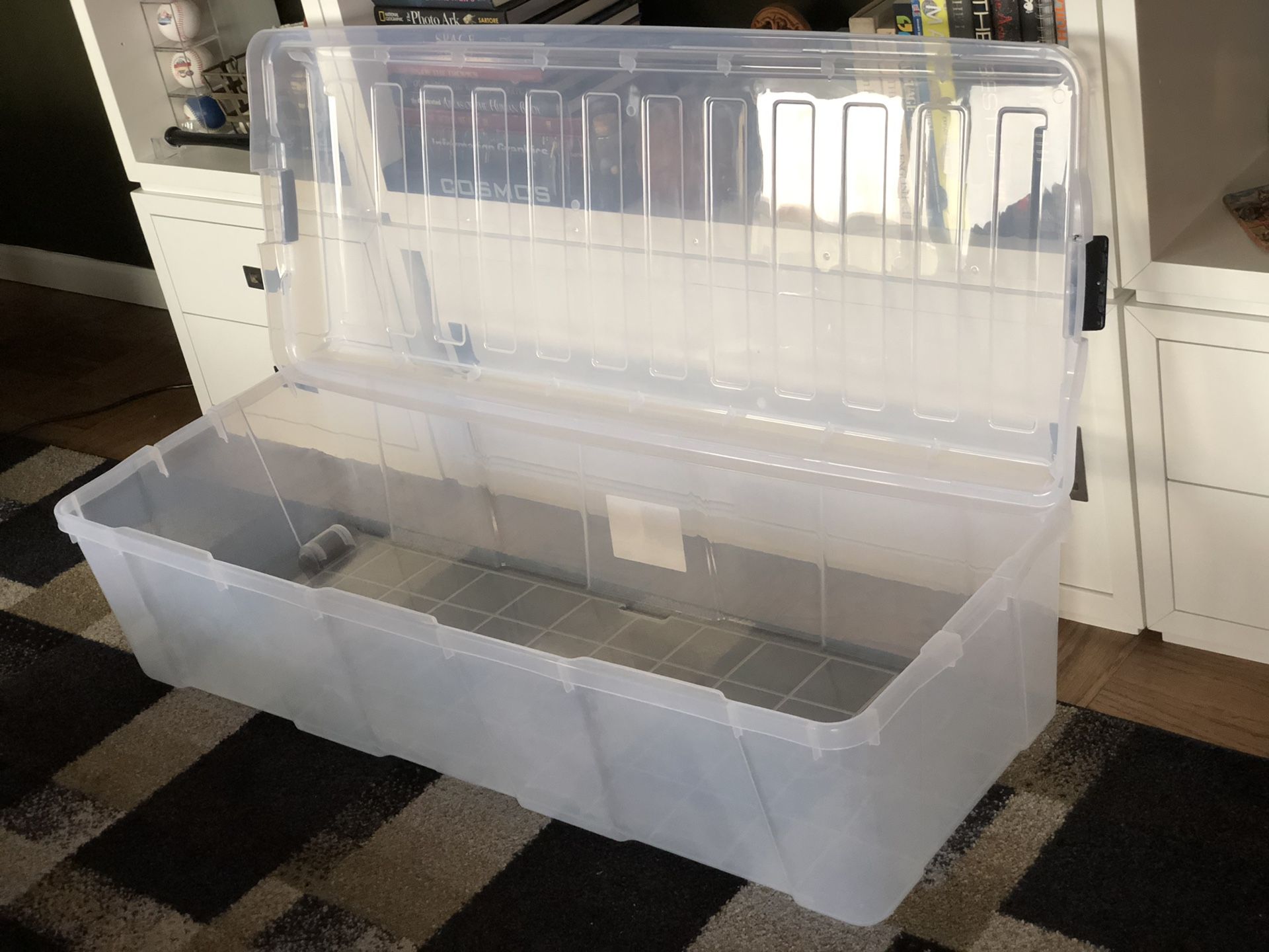 Large Plastic Rolling Storage Bin 44 Gal for Sale in Edgewater, NJ - OfferUp