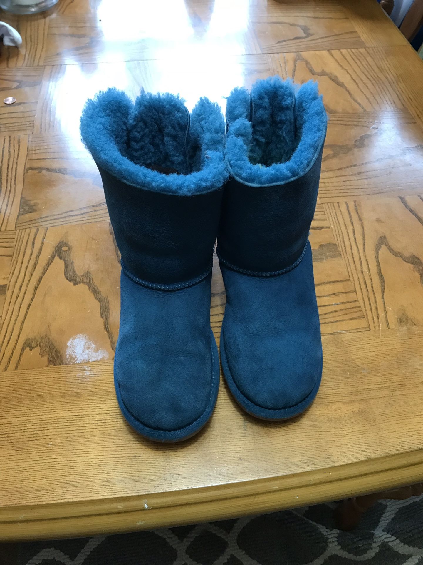Ugg size 5, They are used and have been professionally cleaned . Thank you and Happy shopping.