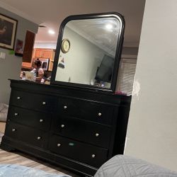 Dresser With Mirror . 