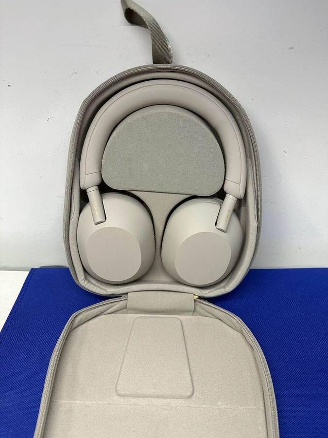 Sony - WH-1000XM5 Wireless Noise-Canceling Over-the-Ear Headphones - Silver