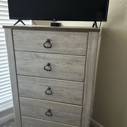 Chest Dresser and Matching Nightstands ****NEED GONE ASAP****