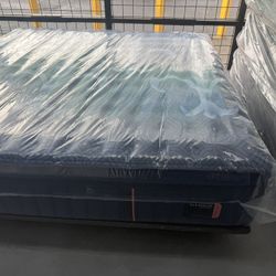 KING SIZE STEARNS & FOSTER LUX ESTATE (FIRM) PILLOW TOP MATTRESS & BOX SPRINGS BED SET