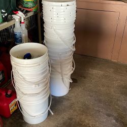 Se Benden Botes De 5 Gal ones Con Tapa    Ofreacan 