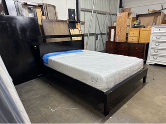Queen bed $260