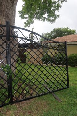 New black Custom gate