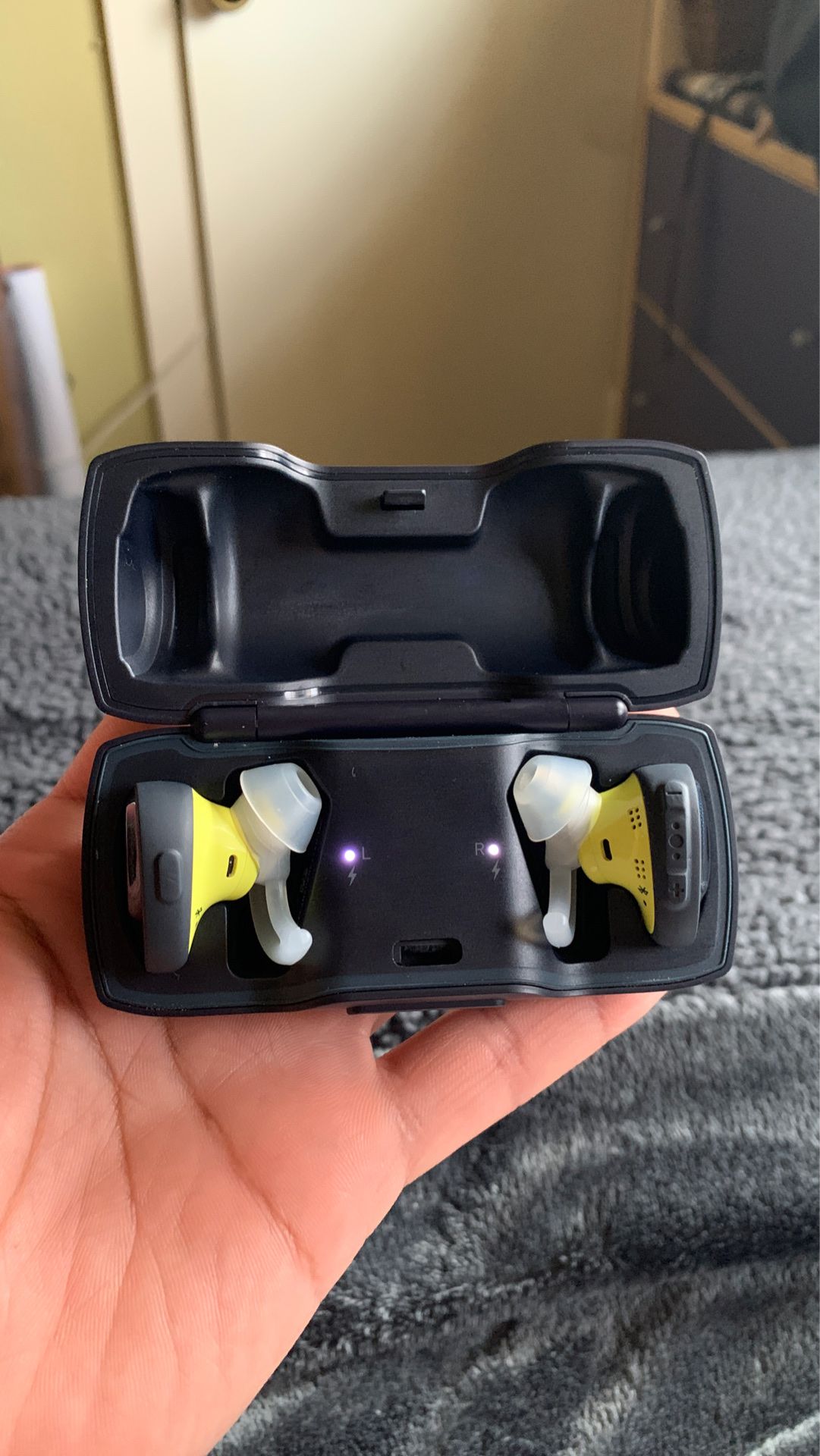 BOSE Wireless Earbuds with charging cable (NO ORIGINAL BOX INCLUDED)