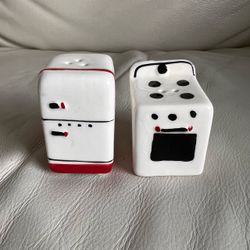 Ceramic Retro Style Refrigerator and Stove Salt and Pepper Shaker Set