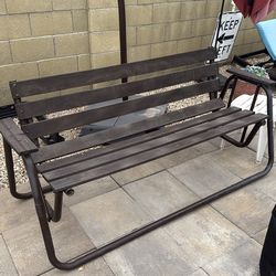 Swinging bench