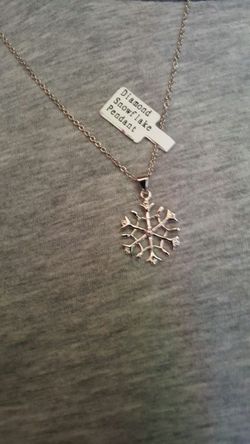 Silver necklace w/ snowflake charm