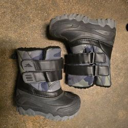 Boys snow boots, Toddler size 8