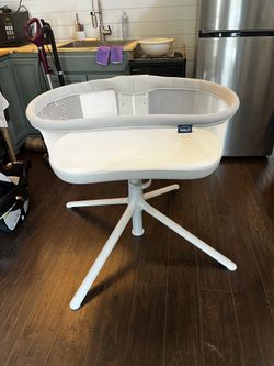 Halo swivel bassinet
