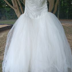 New unaltered size 14 Vera Wang Wedding Dress.