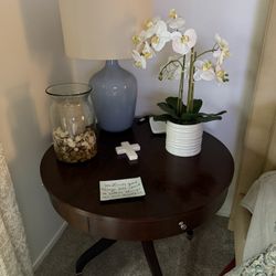Ethan Allen 33” Accent Table 