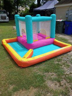 Bounce house / pool