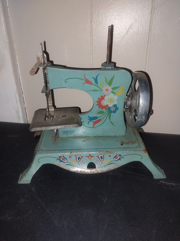 Vintage Lindstrom Sewing Machine 