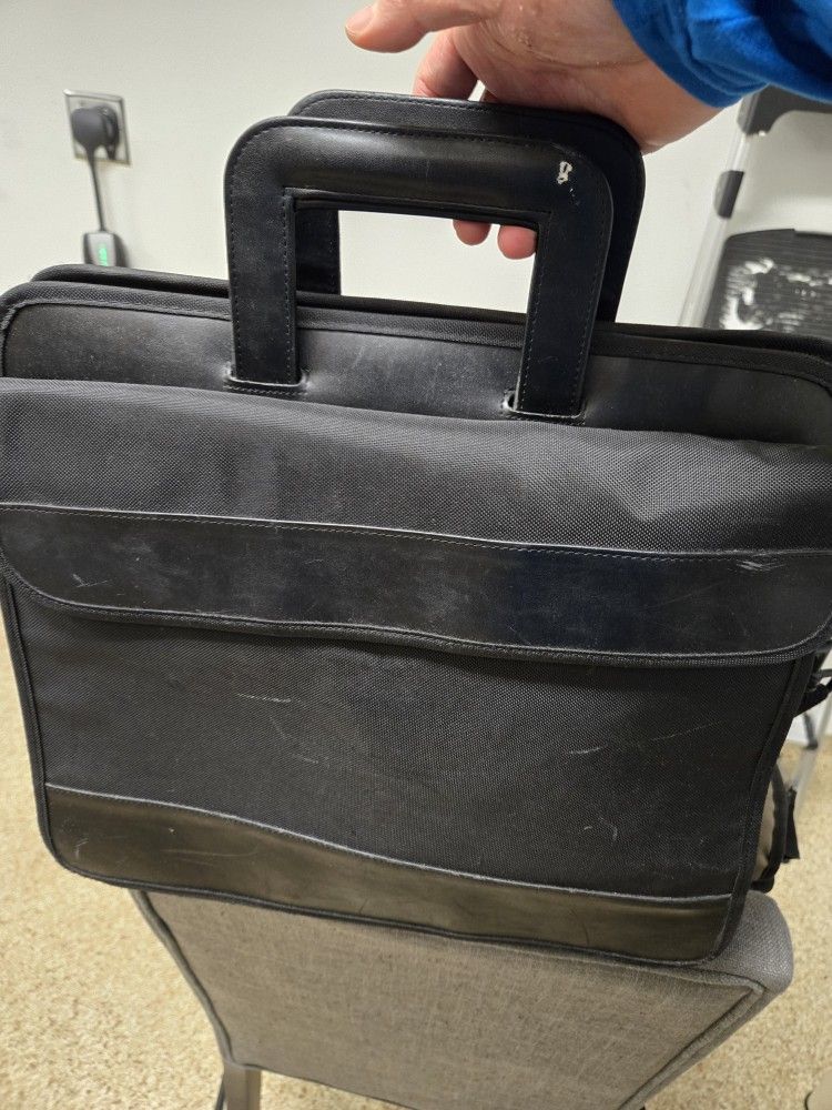 💼 Heavy-Duty Laptop Bag with Extendable Handles – Excellent Condition $50 OBO
