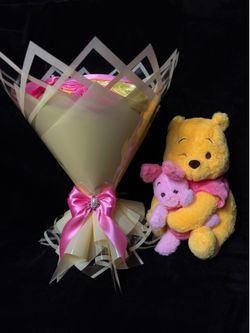Beautiful bouquet with oooh and piglet plush