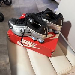 Girls size 4 sneakers